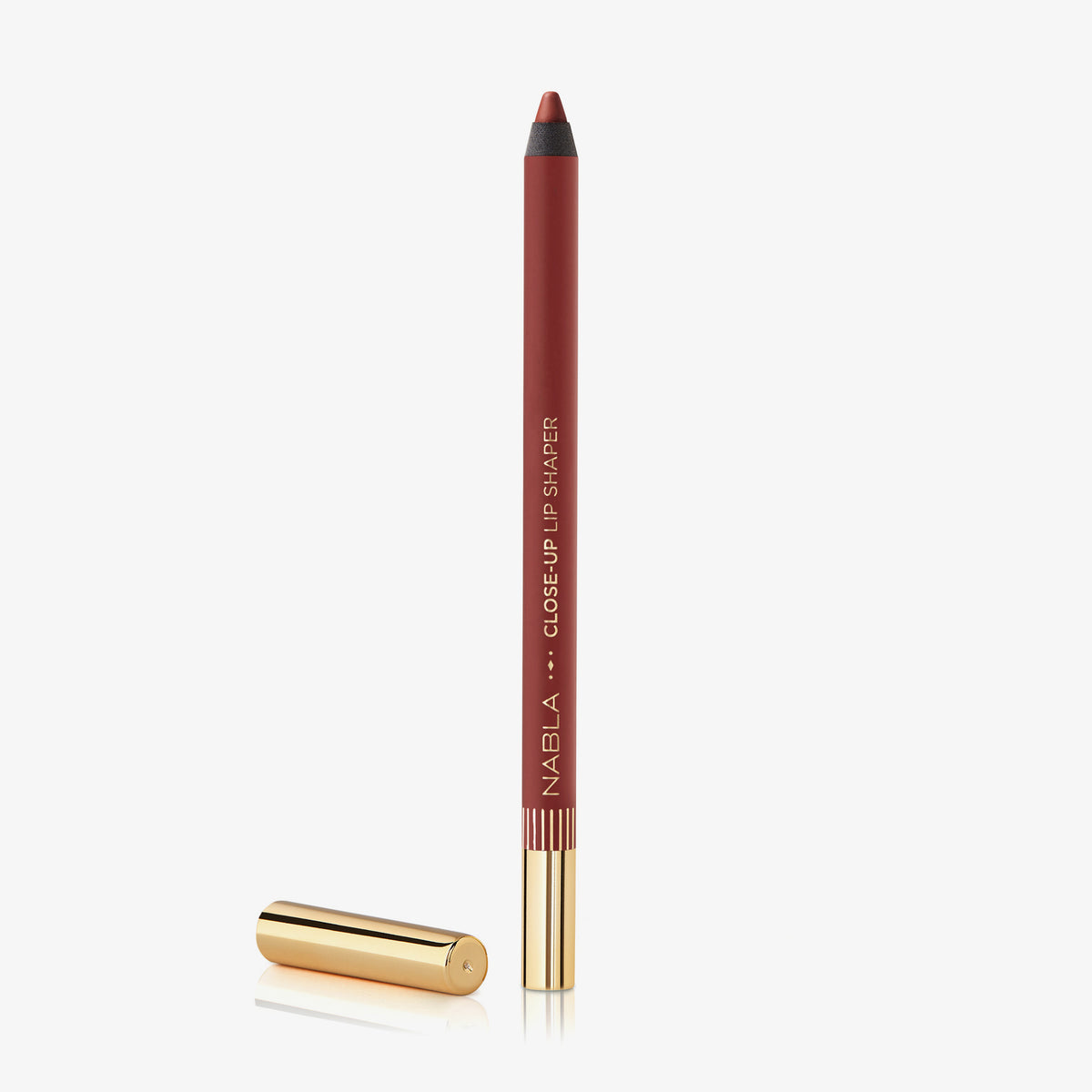 Ein rosafarbener Close-Up Lip Shaper Lippenkonturenstift in der Farbe Nude #4.5 mit goldener Kappe auf weißem Hintergrund.