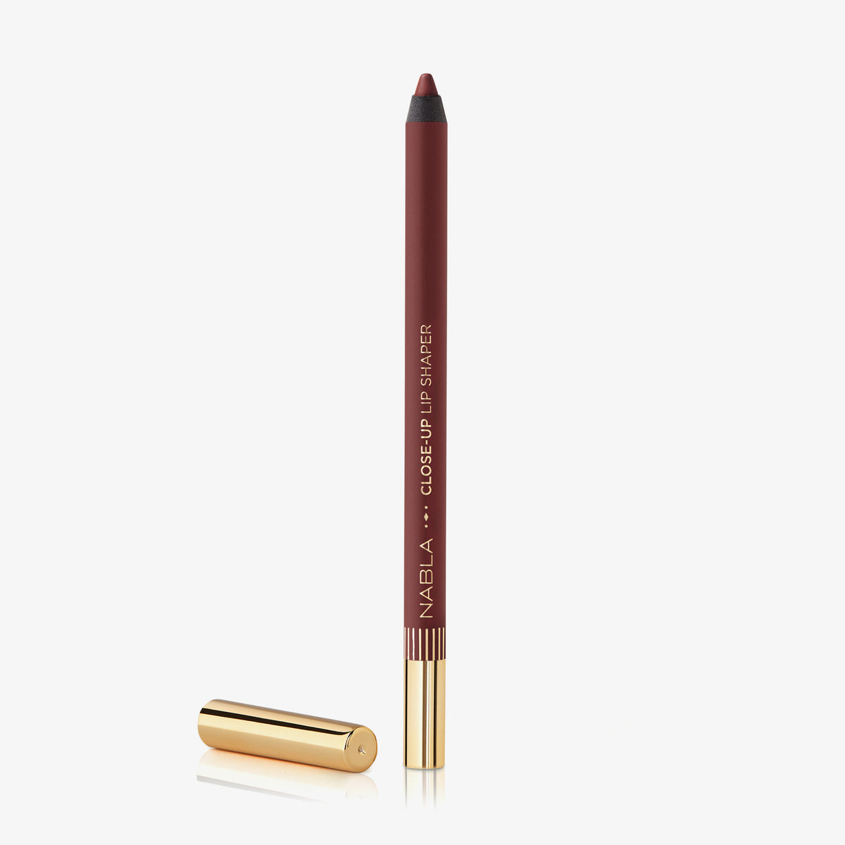 Ein rosafarbener Close-Up Lip Shaper Lippenkonturenstift in der Farbe Nude #5.5 mit goldener Kappe auf weißem Hintergrund.