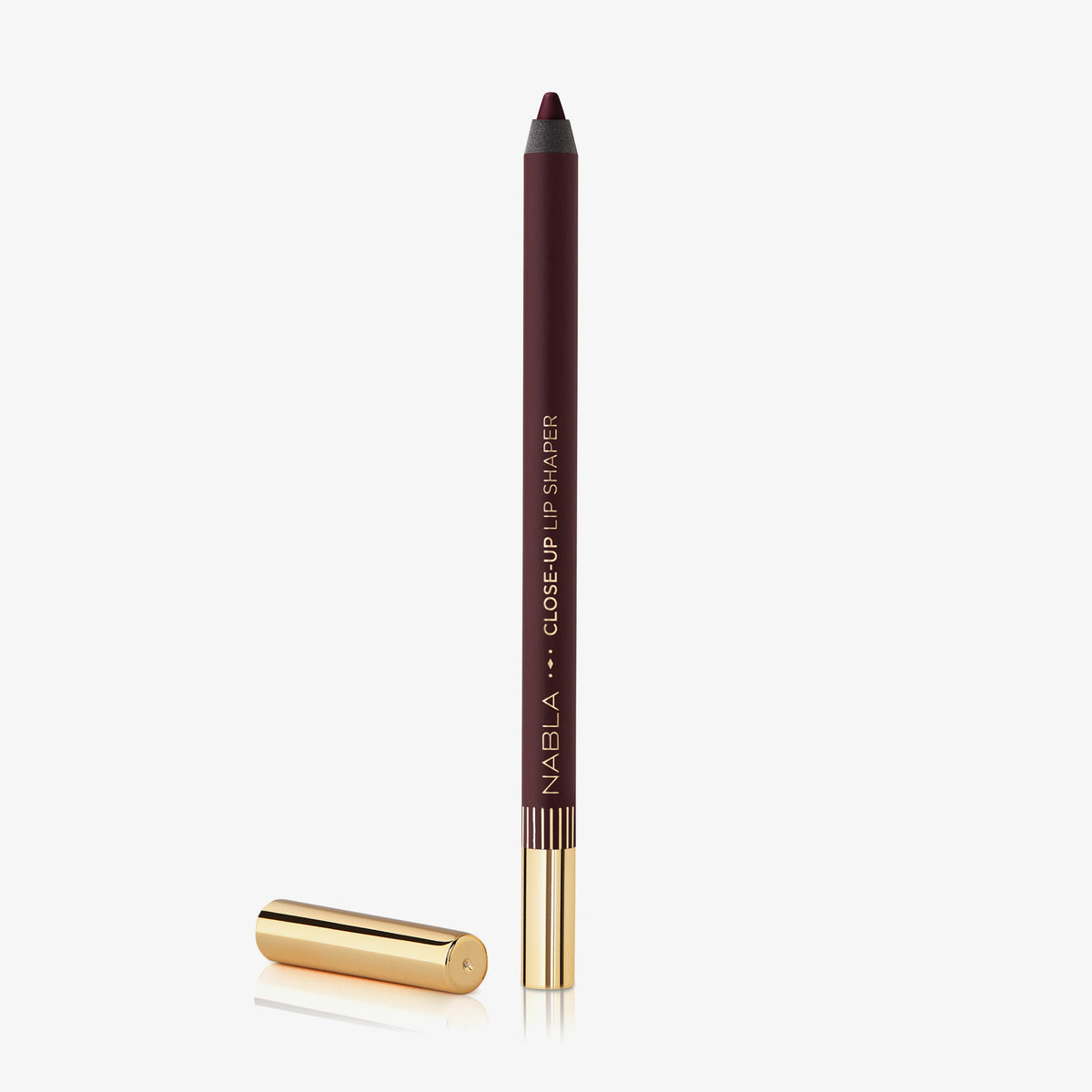 Ein rosafarbener Close-Up Lip Shaper Lippenkonturenstift in der Farbe Nude #6.5 mit goldener Kappe auf weißem Hintergrund.