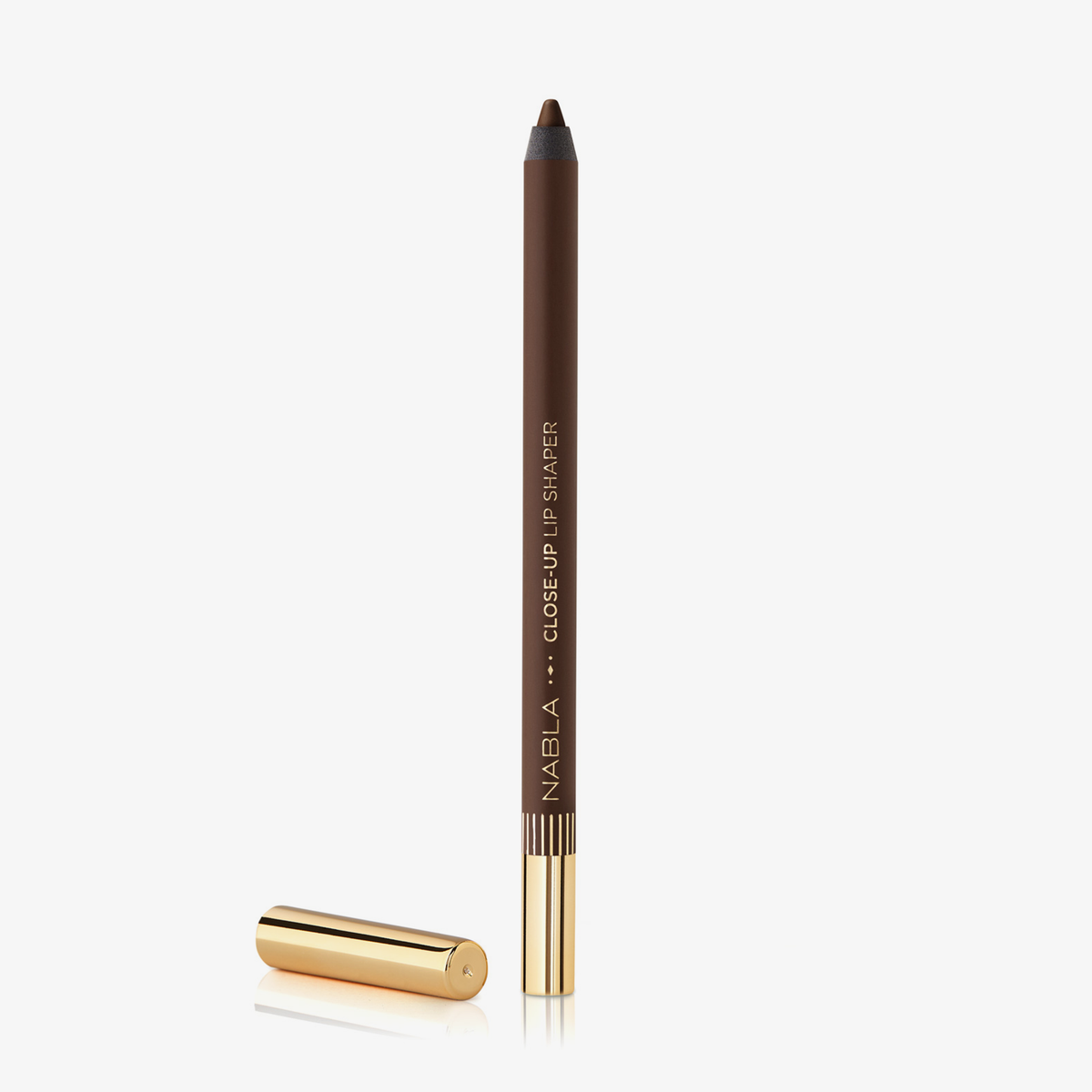 Ein rosafarbener Close-Up Lip Shaper Lippenkonturenstift in der Farbe Nude #6 mit goldener Kappe auf weißem Hintergrund.