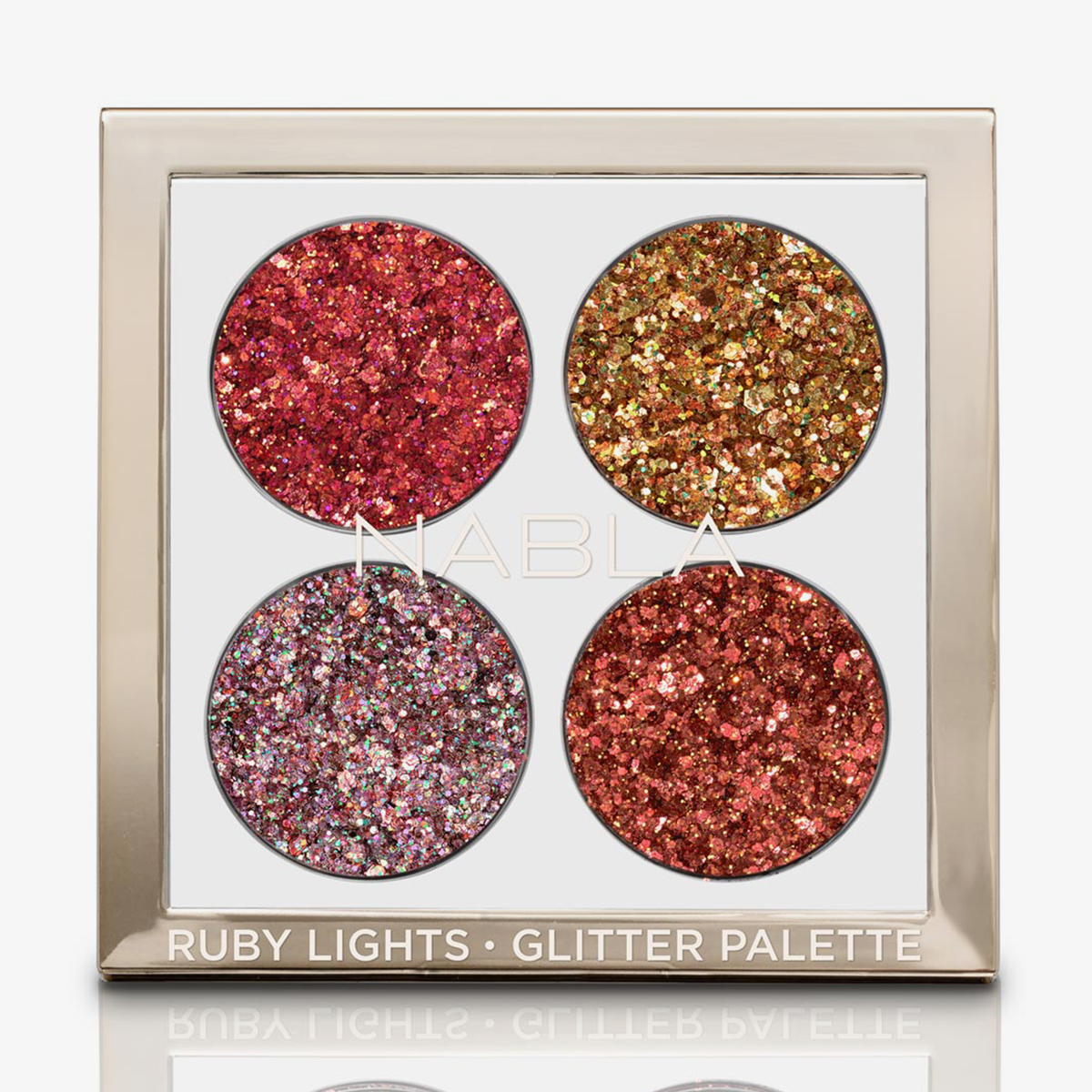 Die Ruby Lights Glitter Palette verfügt über ein quadratisches Design mit vier glitzernden Farbtönen: Rot, Gold, Pink und Bronze.