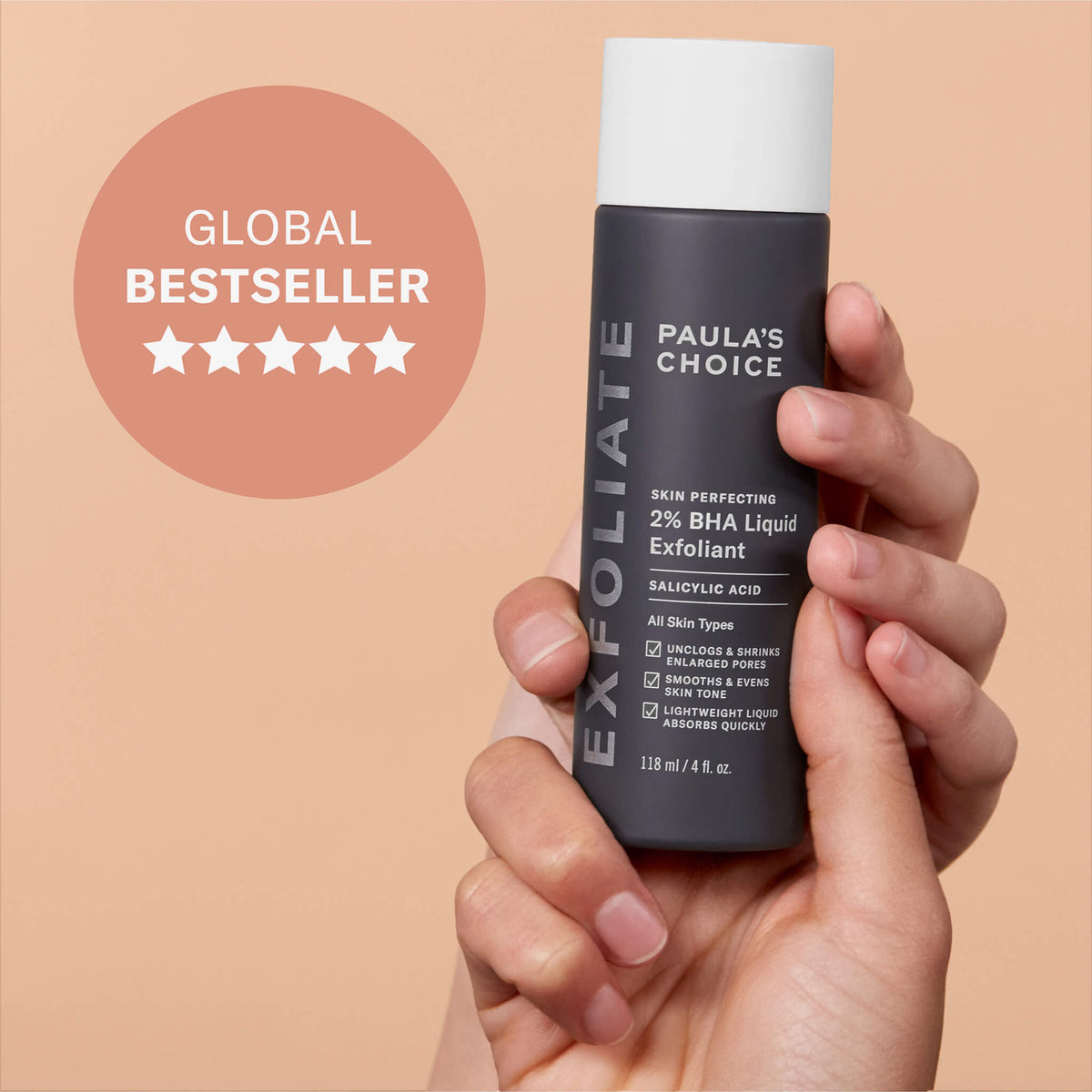 Hand hält eine Flasche Skin Perfecting 2 % BHA Liquid Exfoliant mit einem „Global Bestseller“-Emblem im Hintergrund.