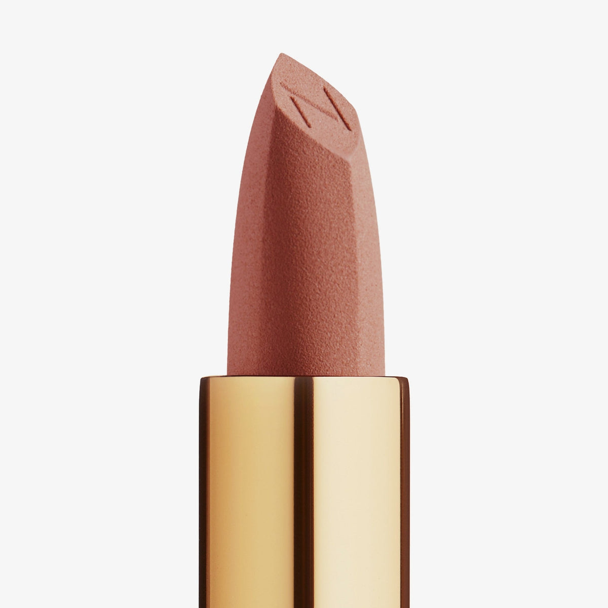 Der Matte Pleasure Lipstick in der Farbe Glam On wird in Nahaufnahme mit sichtbarer, matter Textur und eingeprägtem “N” auf der Spitze präsentiert.