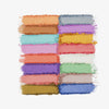 Farben der Lidschattenpalette in einem Raster aus leuchtenden Lidschattenswatches auf weißem Hintergrund
