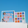 Die lebendige Lost in Los Angeles 16 Color Shadow Palette vor einem strahlend blauen Himmel