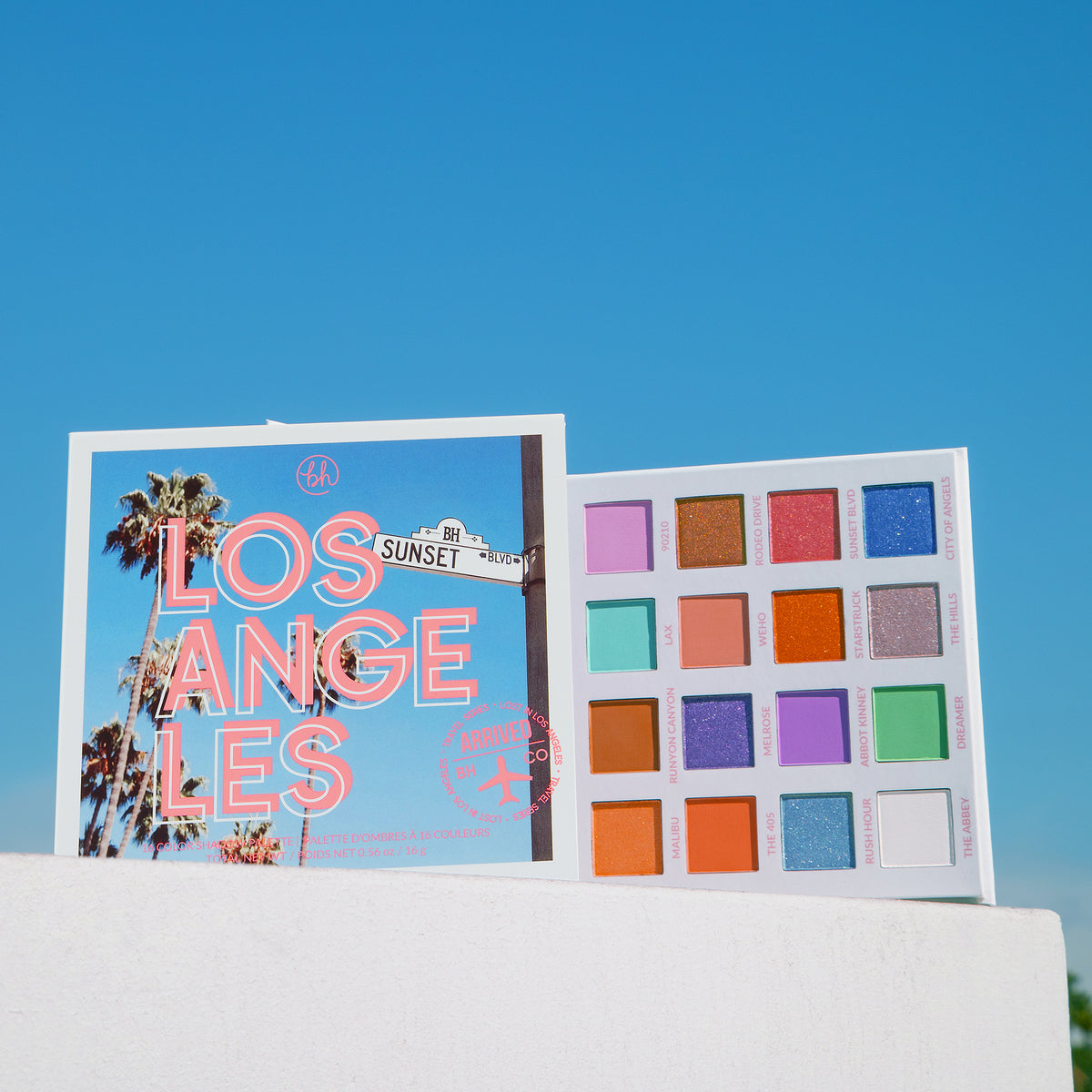 Die lebendige Lost in Los Angeles 16 Color Shadow Palette vor einem strahlend blauen Himmel