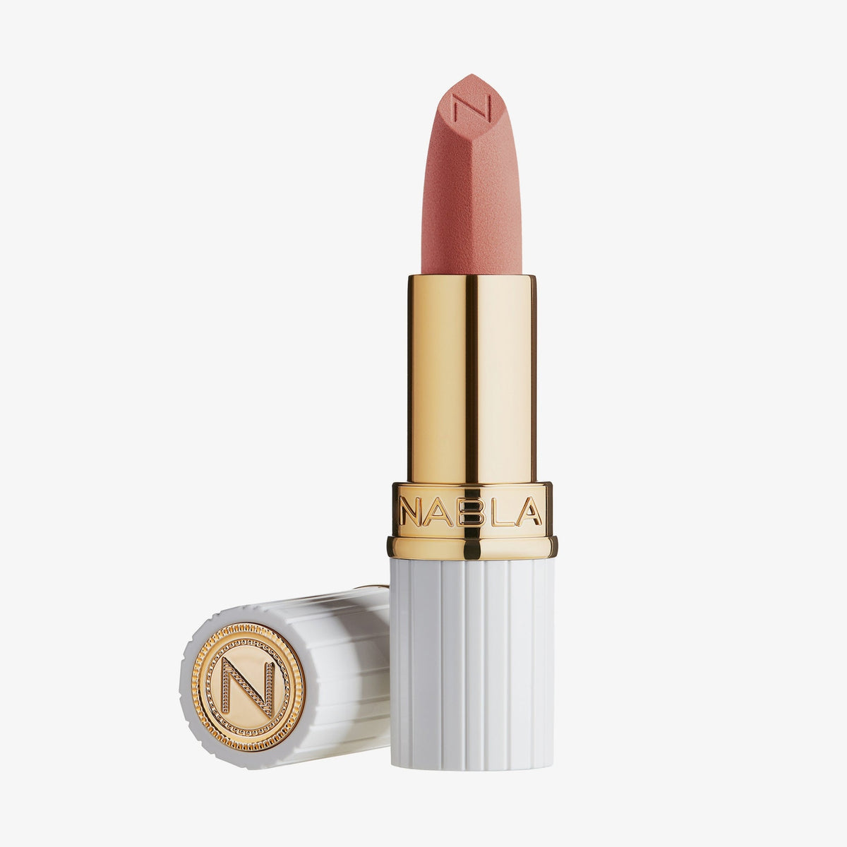 Matte Pleasure Lipstick in der Farbe Eclipse Nude in einem gold-weißen Etui mit einem erhabenen N auf der Kappe und der Lippenstiftspitze.