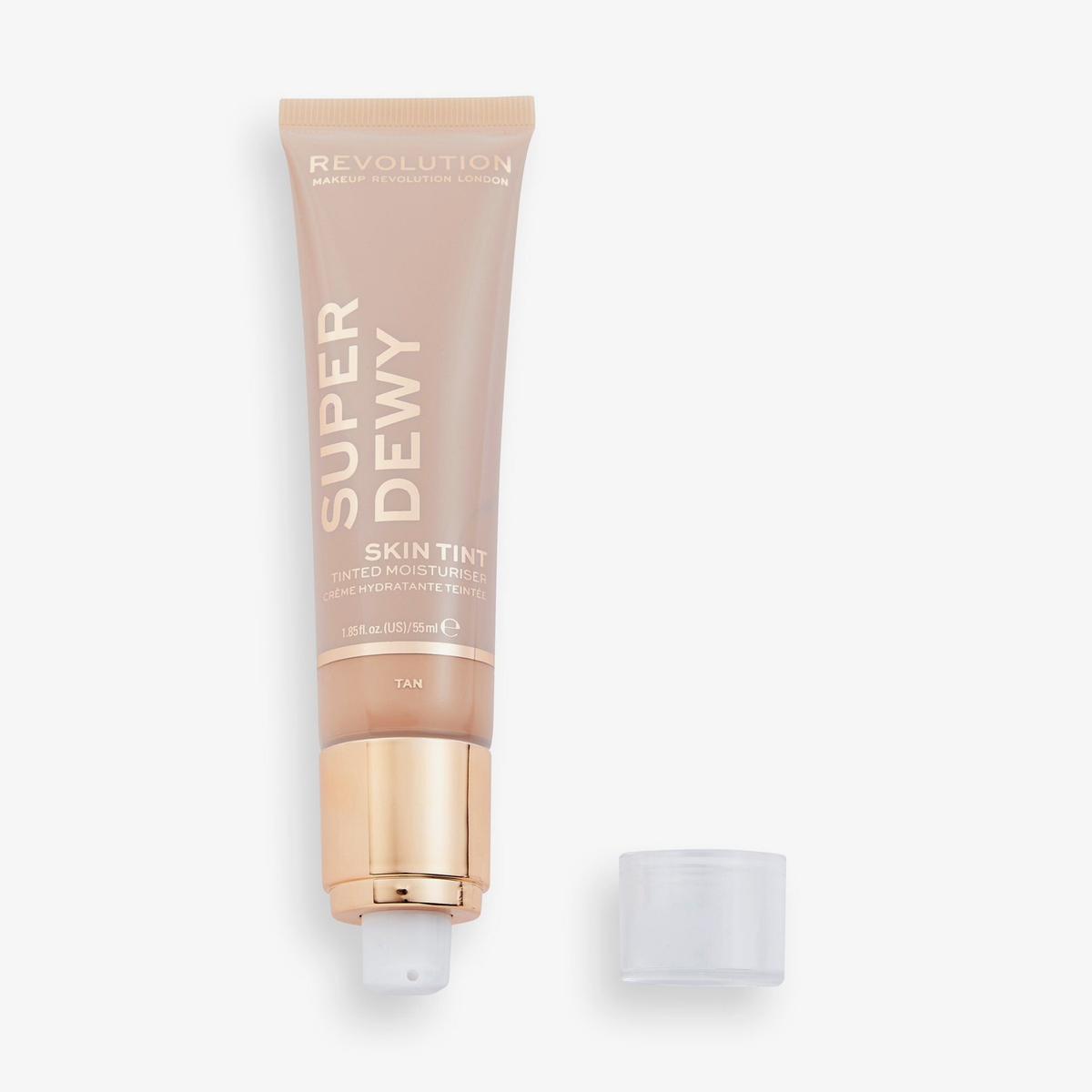 Eine Tube Superdewy Tinted Moisturiser in Tan, deren durchsichtige Kappe entfernt wurde, liegt auf einem weißen Hintergrund.