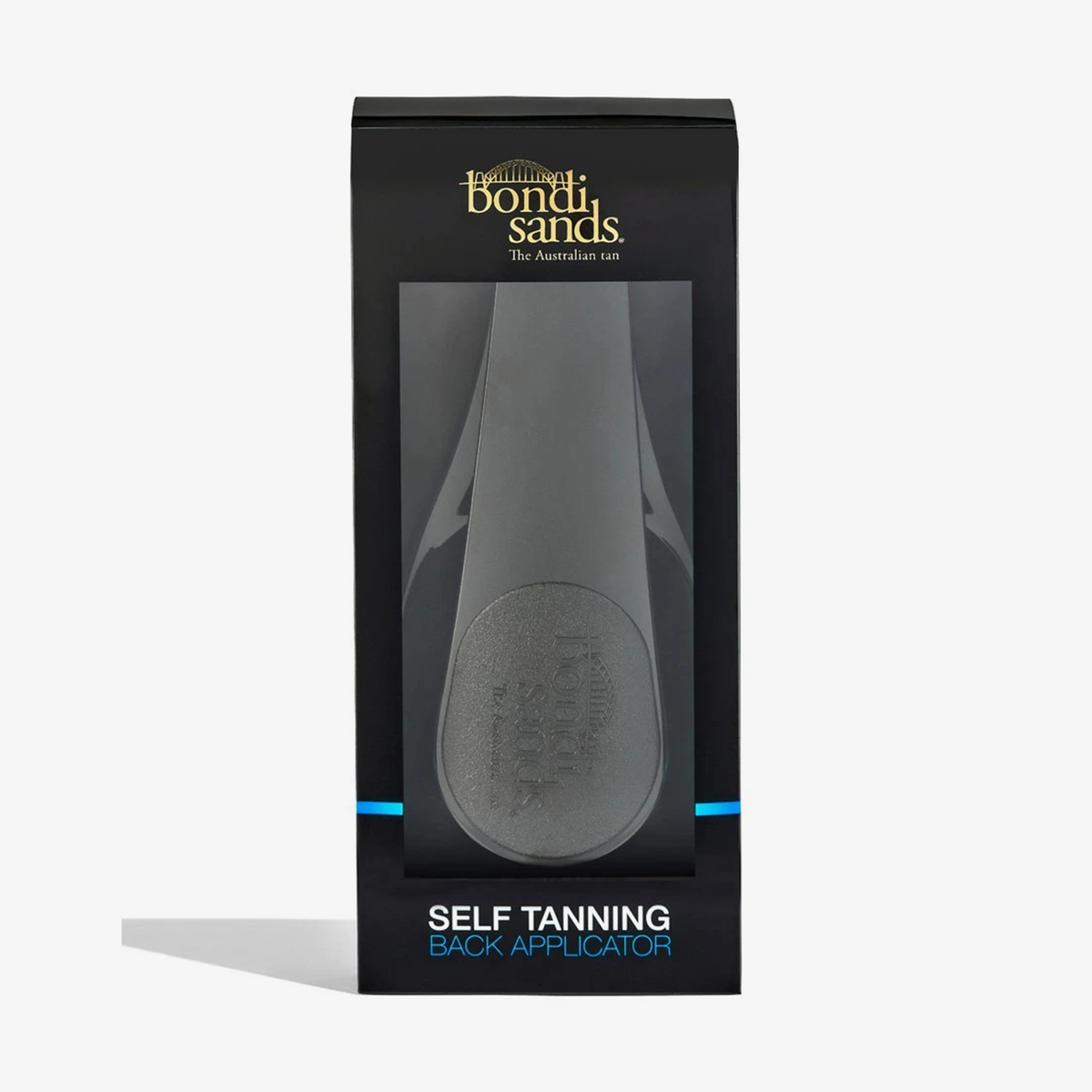 Box mit einem Bondi Sands Self Tanning Back Applicator, sichtbar durch ein Plastikfenster vor weißem Hintergrund