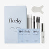 Das Browlift Kit Mini enthält eine blaue Fleeky-Box, Applikatoren, Pinsel, Lotionbeutel und klares Kleber zur Augenbrauenlaminierung.