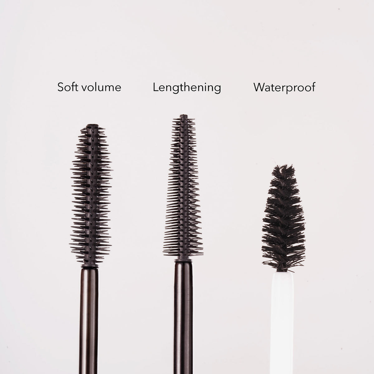Die drei Bürstenvarianten der LH Cosmetics Mascaras – Soft Volume mit kurzen, dichten Gummiborsten, Lengthening mit langen, feinen Gummiborsten, Waterproof mit kurzer Spiralbürste.