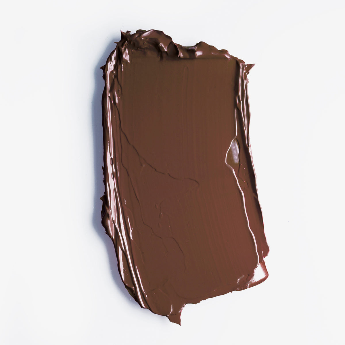 Brauner Farbstreifen des LH Cosmetics Velvet Couture Lippenstift in Deep Nougat auf weißem Hintergrund.