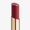 Eine Nahaufnahme des Beyond Jelly Lipstick in der Farbe Libido in einer glänzenden goldenen Hülse vor weißem Hintergrund.