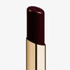 Eine Nahaufnahme des Beyond Jelly Lipstick in der Farbe Nocturna in einer glänzenden goldenen Hülse vor weißem Hintergrund.