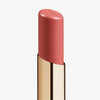 Eine Nahaufnahme des Beyond Jelly Lipstick in der Farbe Solstice in einer glänzenden goldenen Hülse vor weißem Hintergrund.