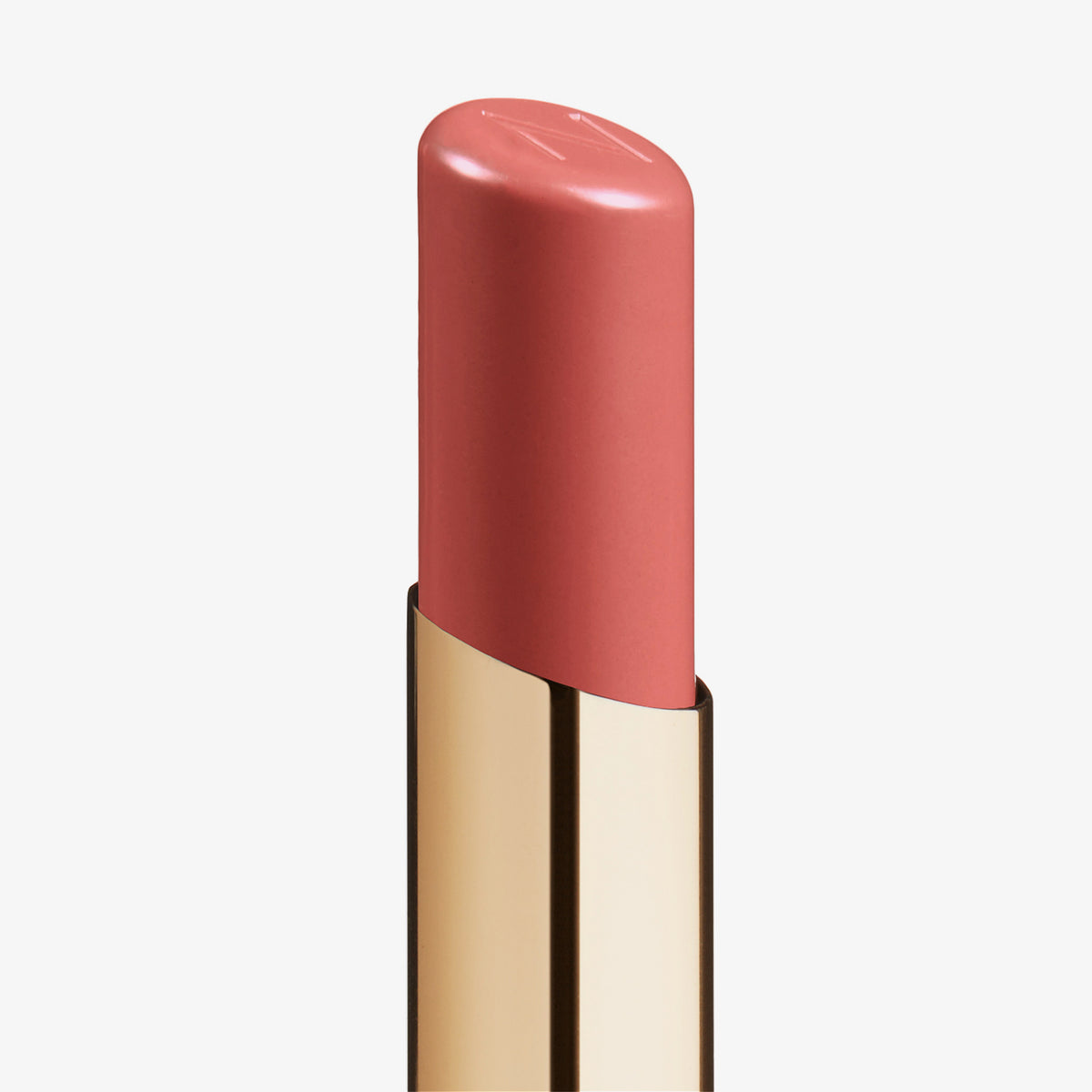 Eine Nahaufnahme des Beyond Jelly Lipstick in der Farbe Solstice in einer glänzenden goldenen Hülse vor weißem Hintergrund.