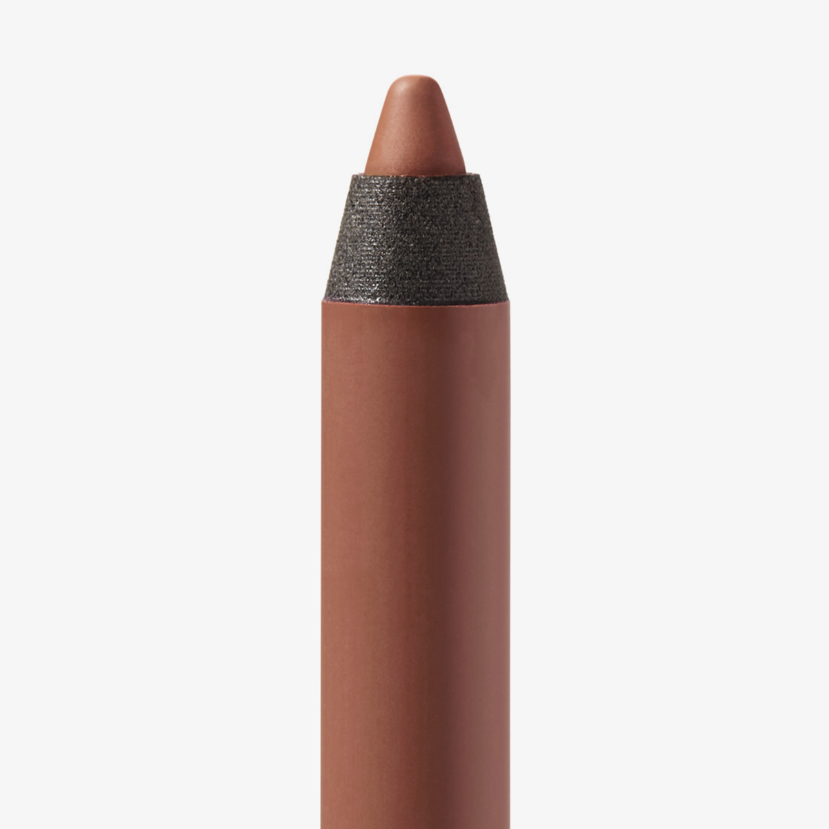 Nahaufnahme der Spitze des Close-Up Lip Shaper Lippenkonturenstifts in der Farbe Nude #4, ein wärmerer Rosenholzton, vor weißem Hintergrund.