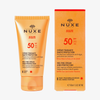 Eine orangefarbene Tube und Schachtel mit NUXE Sun Melting Cream High Protection SPF 50 für das Gesicht, präsentiert vor einem weißen Hintergrund.