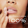 Nahaufnahme eines Gesichts mit gepflegten Lippen. Eine Person berührt ihre Lippen, daneben steht: 100 % finden ihre Lippen genährt.