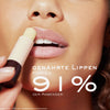 Nahaufnahme eines Mundes beim Auftragen des NUXE Rêve de Miel Lippenpflegestifts. Text: ‚Genährte Lippen finden 91 % der Anwender*‘.