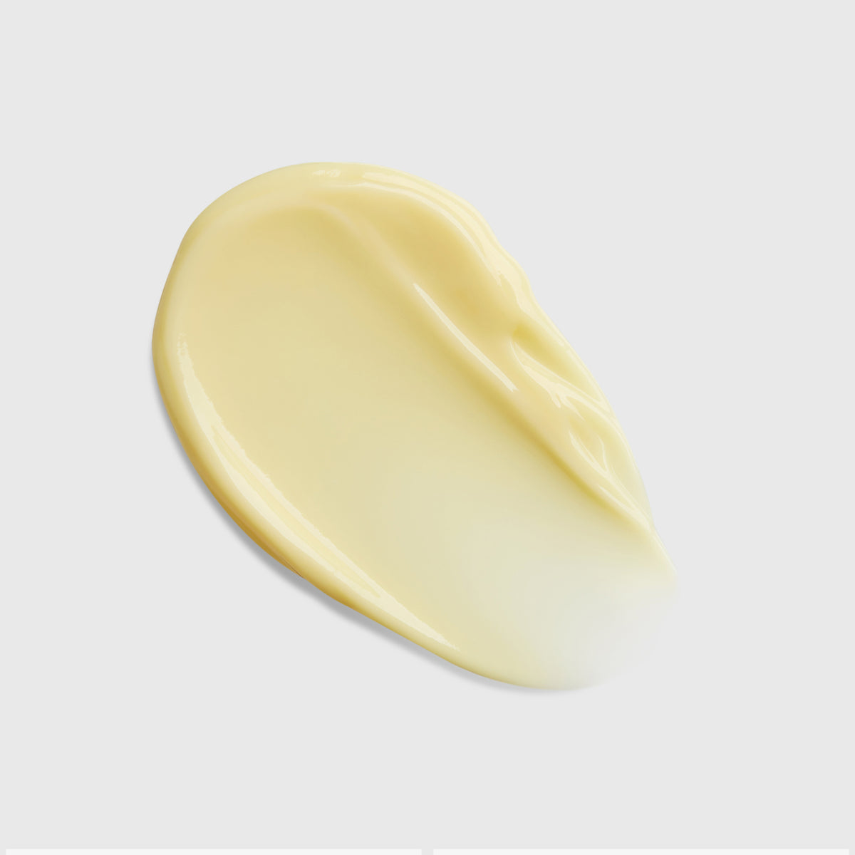 Ein cremig-gelber Abstrich des Clinical 1% Retinol Treatment auf weißem Hintergrund.