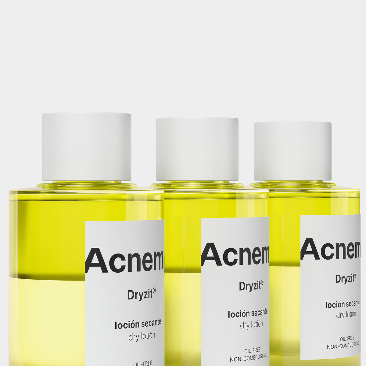 Drei Flaschen Acnemy Dryzit® vor weißem Hintergrund