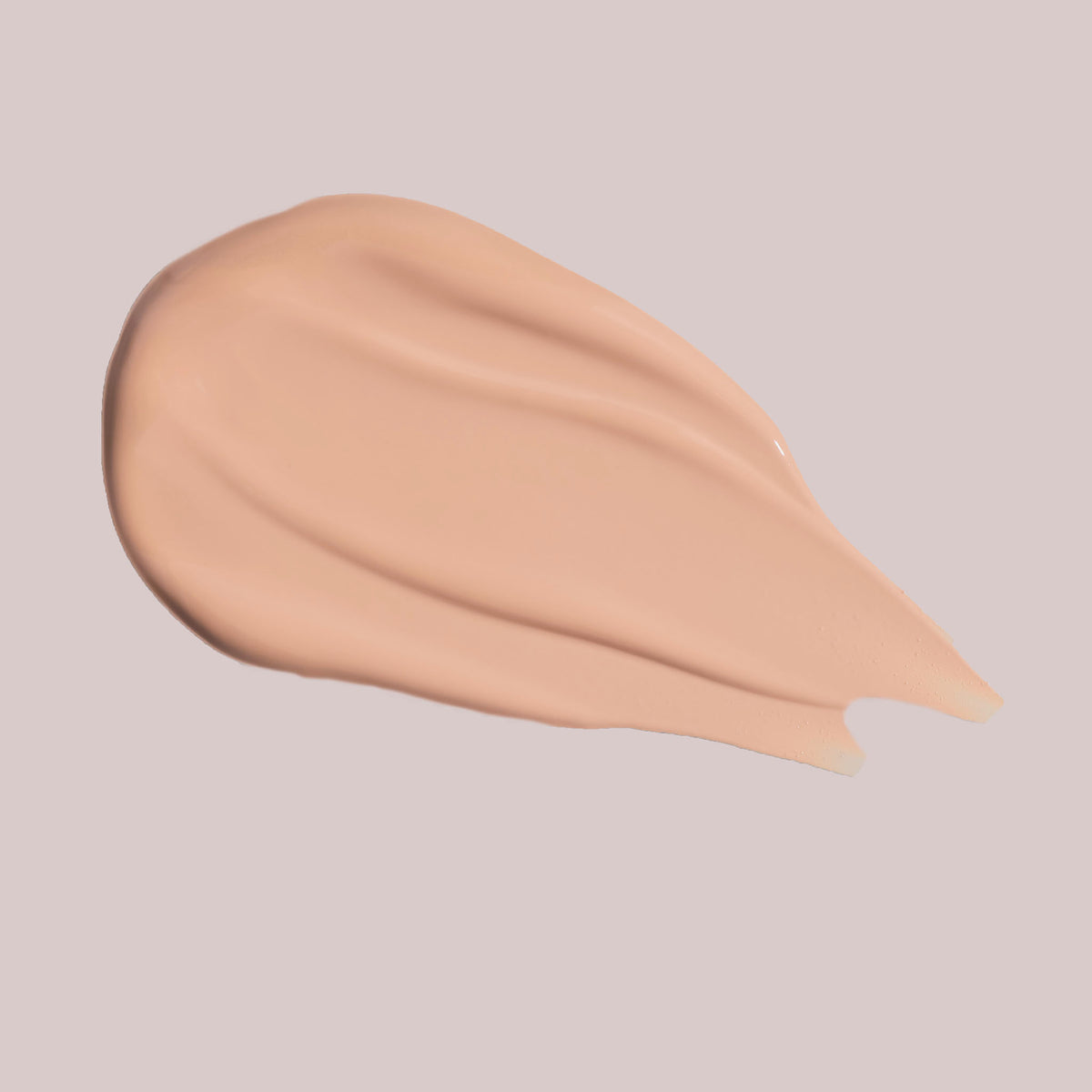 Ein Klecks Wide Awake Full Coverage Concealer Frappuccino in Hellbeige auf einem blassen Hintergrund.