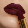 Der Matte Pleasure Lipstick in der Farbe Berry Call auf den Lippen aufgetragen – Nahaufnahme mit samtig-mattem Finish.