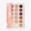 Die Lunar Beauty Nude Prism Color Palette enthält 15 warme, neutrale und schimmernde pinkfarbene Lidschatten in einer blumigen Verpackung.
