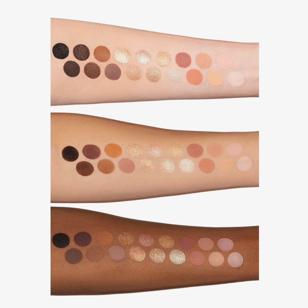Drei Arme mit unterschiedlichen Hauttönen zeigen 18 Lidschattenproben aus der Lunar Beauty Nude Prism Color Palette.