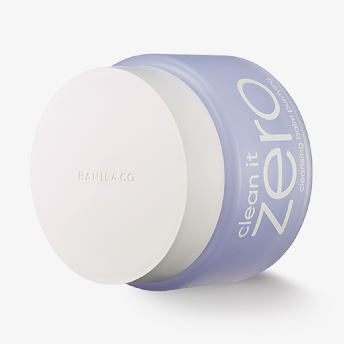Ein auf der Seite liegender hellblauer Tiegel Clean It Zero Cleansing Balm Purifying mit weißen Deckel vor weißem Hintergrund
