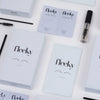 Das Browlift Kit Mini inklusive Boxen, Lotions, Brauenbürsten auf einer weißen Fläche angeordnet.