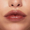 Auf dem Bild ist eine Nahaufnahme der Lippen zu sehen, die den Beyond Jelly Lipstick in der Farbe Ardor aufgetragen haben.
