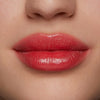 Auf dem Bild ist eine Nahaufnahme der Lippen zu sehen, die den Beyond Jelly Lipstick in der Farbe Blooming aufgetragen haben.