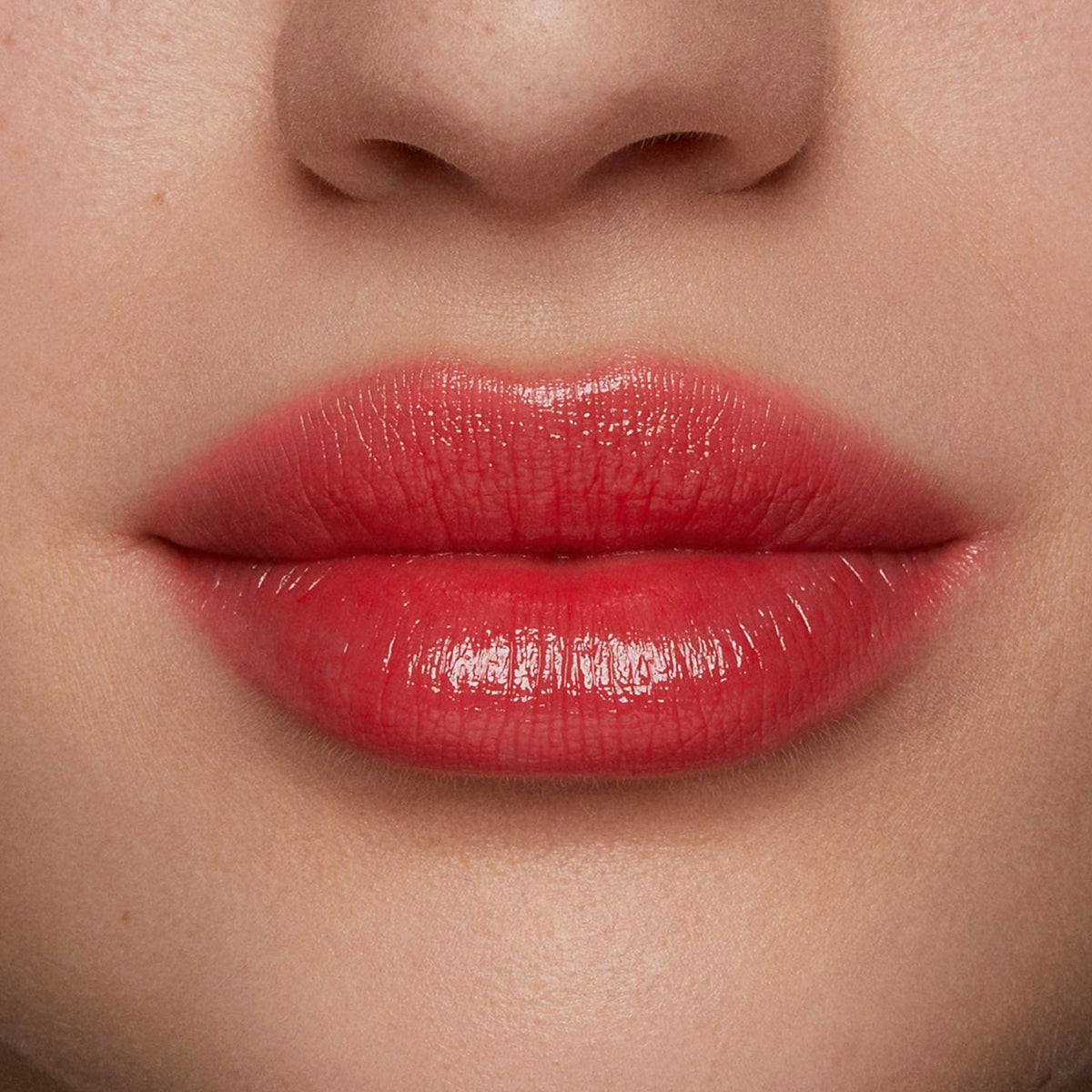 Auf dem Bild ist eine Nahaufnahme der Lippen zu sehen, die den Beyond Jelly Lipstick in der Farbe Blooming aufgetragen haben.