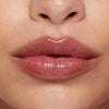 Auf dem Bild ist eine Nahaufnahme der Lippen zu sehen, die den Beyond Jelly Lipstick in der Farbe Dea aufgetragen haben.