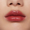 Auf dem Bild ist eine Nahaufnahme der Lippen zu sehen, die den Beyond Jelly Lipstick in der Farbe Libido aufgetragen haben.