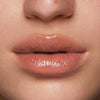 Auf dem Bild ist eine Nahaufnahme der Lippen zu sehen, die den Beyond Jelly Lipstick in der Farbe Lunar aufgetragen haben.
