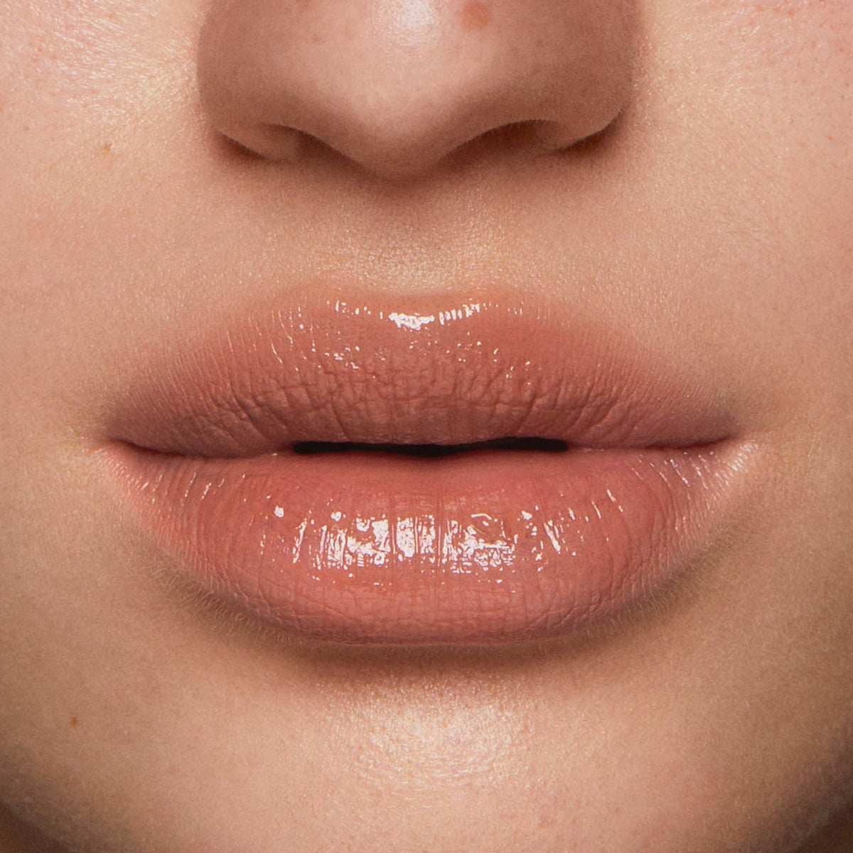 Auf dem Bild ist eine Nahaufnahme der Lippen zu sehen, die den Beyond Jelly Lipstick in der Farbe Lunar aufgetragen haben.