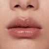Auf dem Bild ist eine Nahaufnahme der Lippen zu sehen, die den Beyond Jelly Lipstick in der Farbe Luz aufgetragen haben.