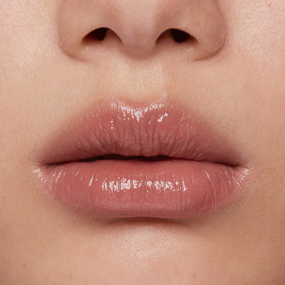Auf dem Bild ist eine Nahaufnahme der Lippen zu sehen, die den Beyond Jelly Lipstick in der Farbe Luz aufgetragen haben.