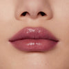 Auf dem Bild ist eine Nahaufnahme der Lippen zu sehen, die den Beyond Jelly Lipstick in der Farbe Nocturna aufgetragen haben.