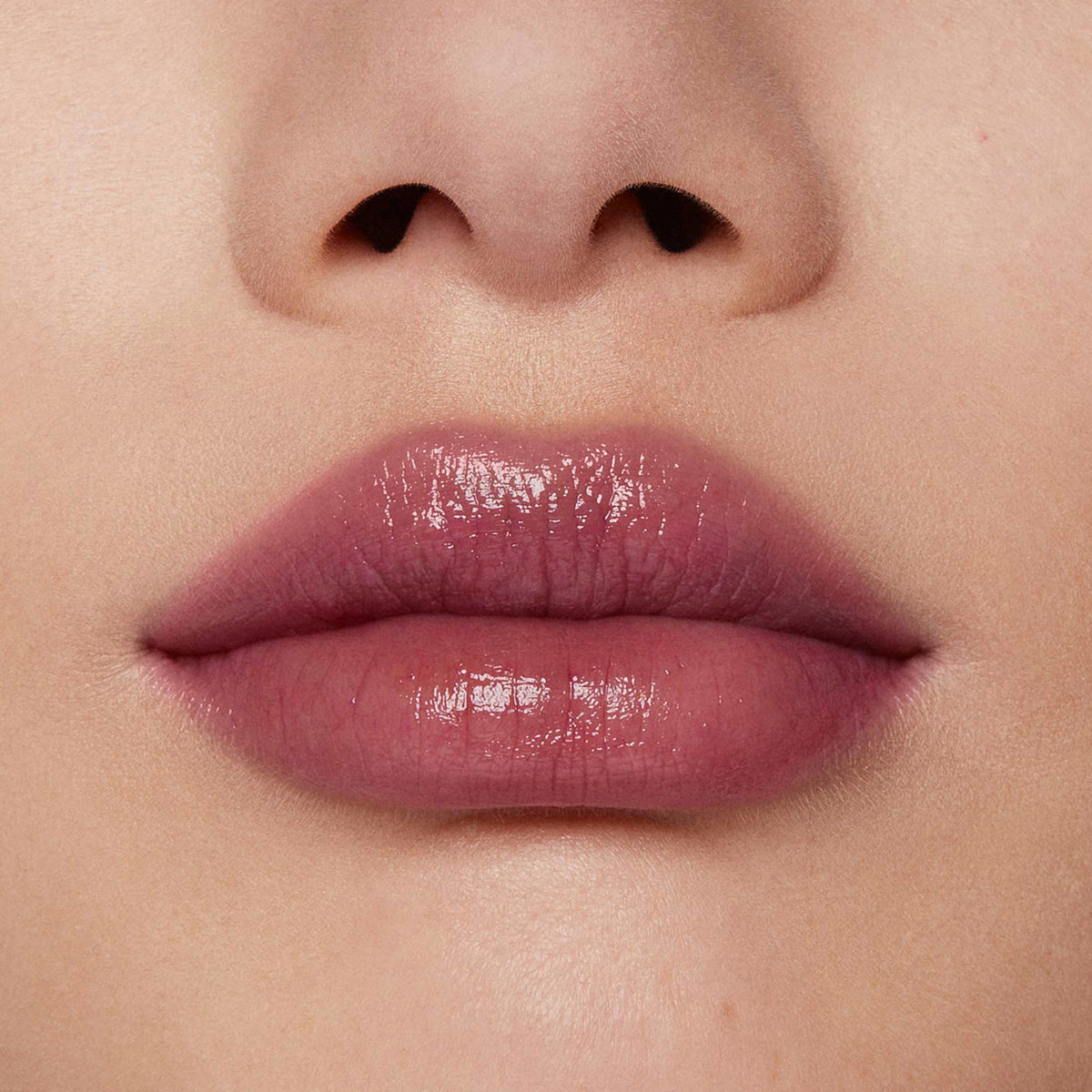 Auf dem Bild ist eine Nahaufnahme der Lippen zu sehen, die den Beyond Jelly Lipstick in der Farbe Nocturna aufgetragen haben.