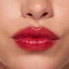 Auf dem Bild ist eine Nahaufnahme der Lippen zu sehen, die den Beyond Jelly Lipstick in der Farbe Red Sapphire aufgetragen haben.