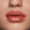 Auf dem Bild ist eine Nahaufnahme der Lippen zu sehen, die den Beyond Jelly Lipstick in der Farbe Solstice aufgetragen haben.