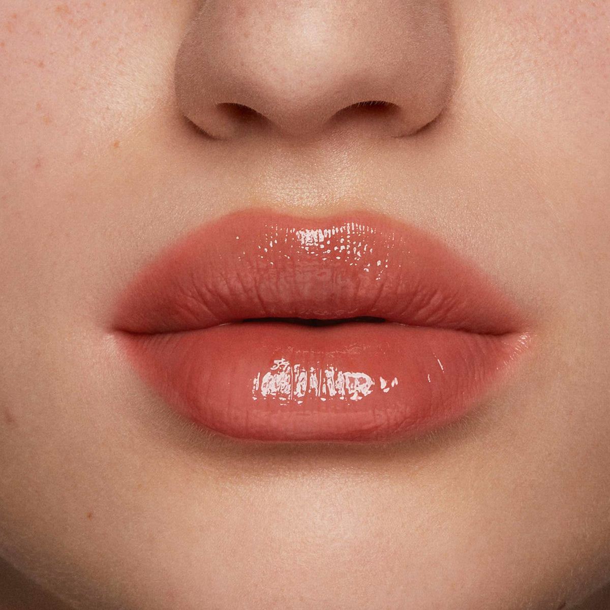 Auf dem Bild ist eine Nahaufnahme der Lippen zu sehen, die den Beyond Jelly Lipstick in der Farbe Solstice aufgetragen haben.