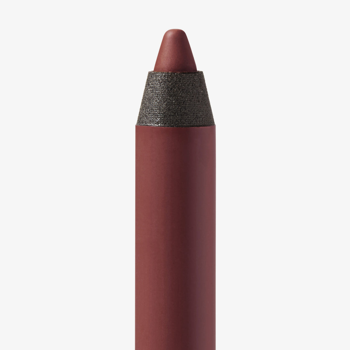 Nahaufnahme der Spitze des Close-Up Lip Shaper Lippenkonturenstifts in der Farbe Nude #5.5, ein dunkler Rot-Nude-Ton, vor weißem Hintergrund.