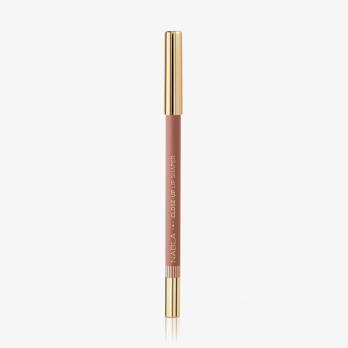 Ein NABLA Close-Up Lip Shaper Lippenkonturenstift in der Farbe Nude #1, einem sehr hellen Nude-Rosé, mit goldener Kappe, senkrecht stehend vor weißem Hintergrund.