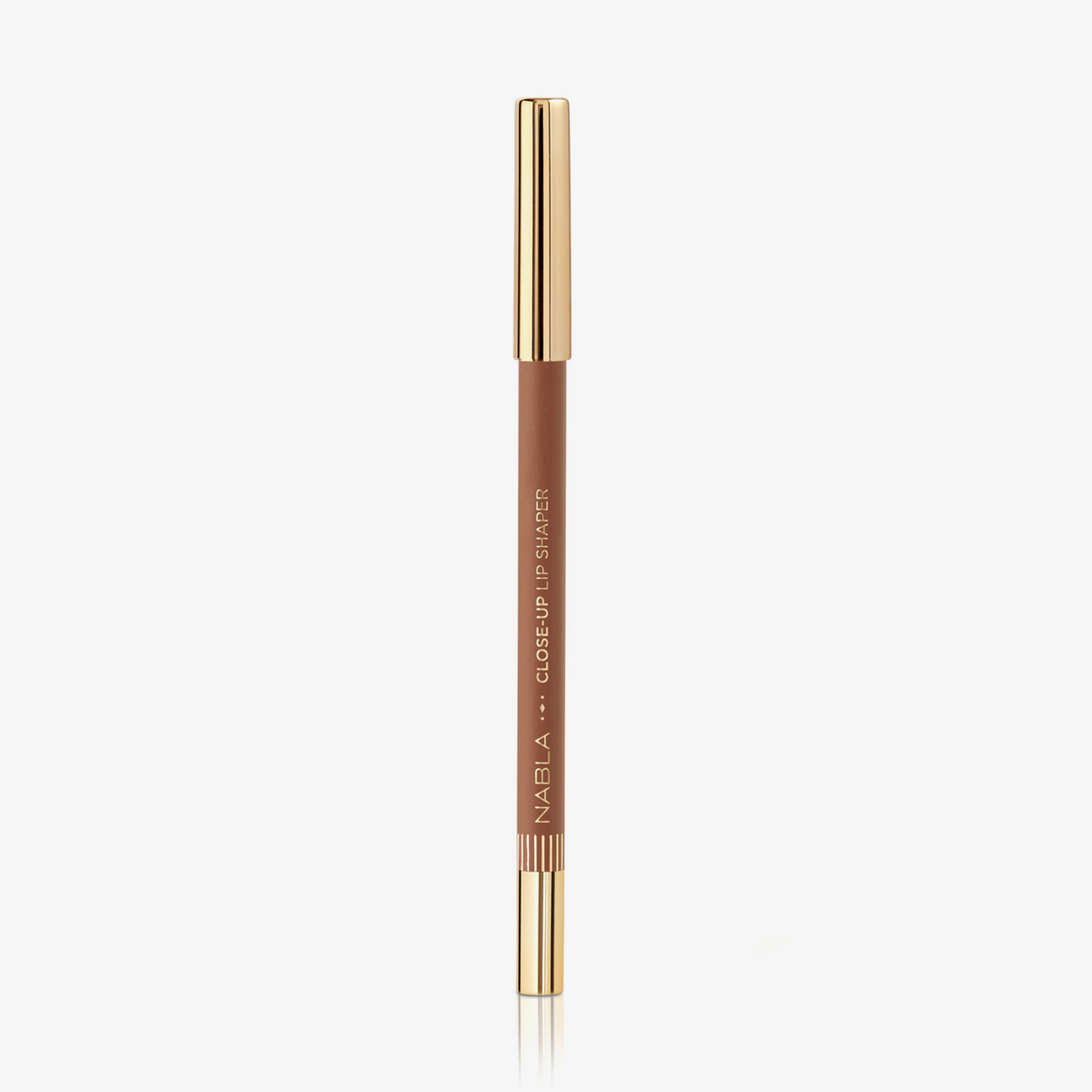 Ein NABLA Close-Up Lip Shaper Lippenkonturenstift in der Farbe Nude #3, einem mittleren Nude-Rosé, mit goldener Kappe, vor weißem Hintergrund.