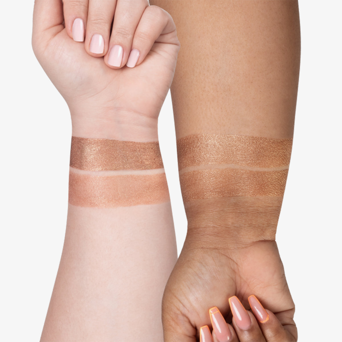 Zwei Hände mit unterschiedlichem Hautton zeigen jeweils zwei Farbmuster des OFRA Cosmetics Liquid Highlighter an ihren Handgelenken.